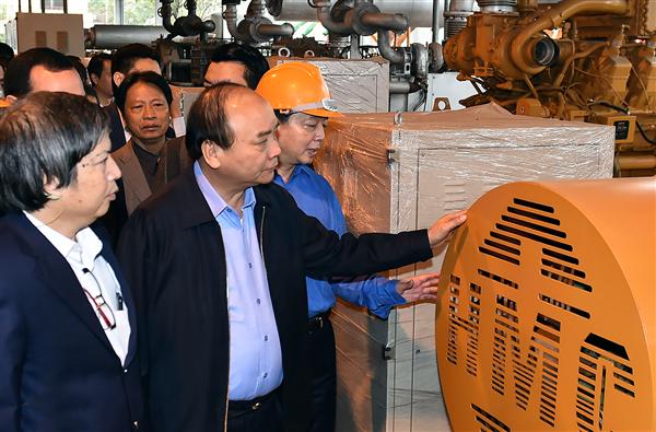 Thủ tướng thị sát công nghệ điện rác của Công ty HMC. Ảnh: VGP/Quang Hiếu