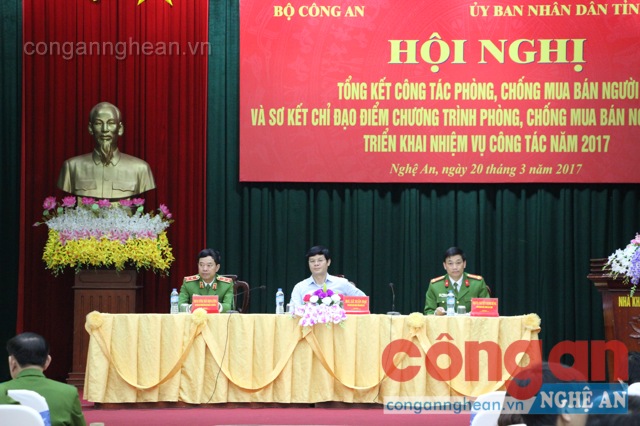 Đồng chí Trung tướng, Tiến sĩ Trần Trọng Lượng - Phó Tổng Cục trưởng, Tổng Cục Cảnh sát; Đồng chí Lê Xuân Đại - Phó Chủ tịch Thường trực UBND tỉnh Nghệ An và đồng chí Đại tá Nguyễn Mạnh Hùng - Phó Giám đốc Công an tỉnh chủ trì hội nghị.