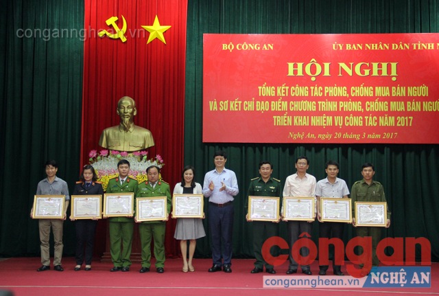 Dịp này, Ban chỉ đạo đã khen thưởng cho các tập thể, cá nhân đã có thành tích xuất sắc trong công tác phòng, chống tội phạm mua bán người năm 2016