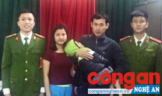 Công an phường Hưng Bình trao cháu Nguyễn Đức Mạnh cho gia đình