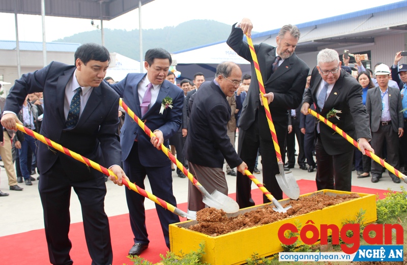 Nhiều năm qua, Nghệ An đã tiếp tục đẩy mạnh cải cách hành chính, thu hút nhiều dự án đầu tư lớn (Trong ảnh: Lãnh đạo Trung ương và địa phương tham dự lễ động thổ, triển khai dự án lớn trên địa bàn)