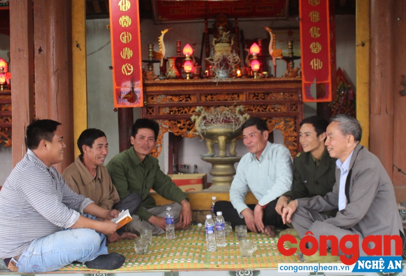 Công an xã Diễn Kim trao đổi với đại diện dòng họ Bùi Văn về công tác đảm bảo ANTT