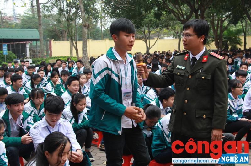 Các em trả lời nhiều câu hỏi liên quan tới cách nhận biết và phòng tránh tác hại từ ma túy gây ra.