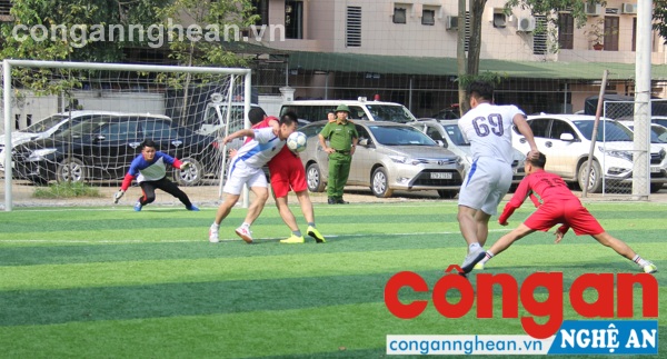 Pha tranh chấp giữ hai đội