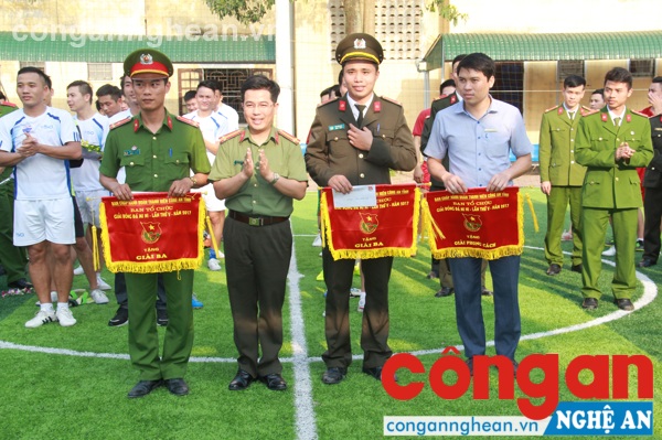 Trao giải ba và giải phong cách cho cấc đội