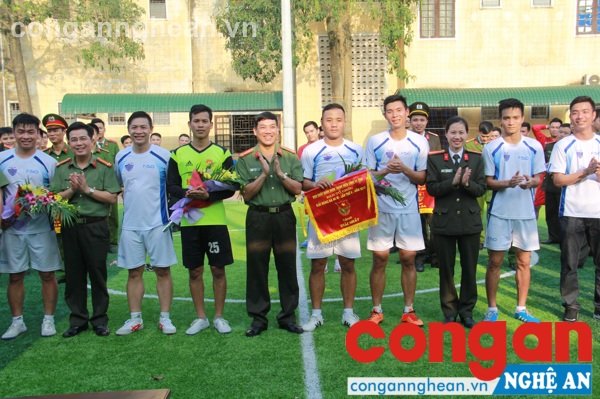 Đồng chí Đại tá Lê Khắc Thuyết -  Phó giám đốc Công an tỉnh tặng hoa và cơ cho đội vô địch