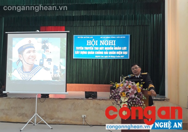 Báo cáo viên Tư lệnh Vùng 1 Hải quân trực tiếp tuyên truyền tại hội nghị- Ảnh: Phạm An