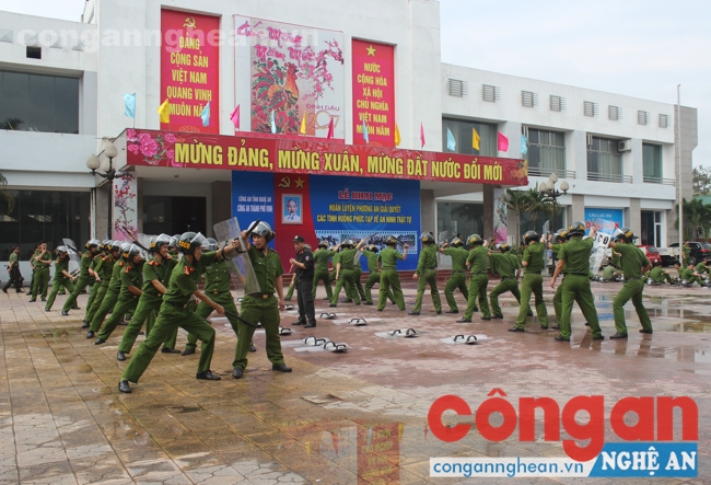 Cán bộ chiến sĩ CATP Vinh huấn luyện lỹ năng sử dụng lá chắn, gậy cao su