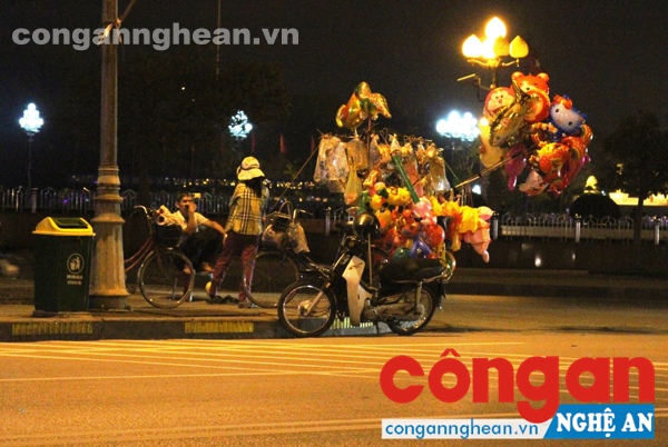 Những quả bóng bay nhiều màu sắc được bày bán phổ biến trên thị trường nhưng lại tiềm ẩn nguy cơ cháy nổ
