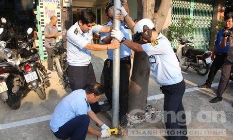 Trong quá trình xử lý hành vi lấn chiếm lòng đường, vỉa hè, các cán bộ thường xuyên bị người vi phạm phản ứng, thậm chí lăng mạ, hành hung. Ảnh minh họa: Nguyên Huy.