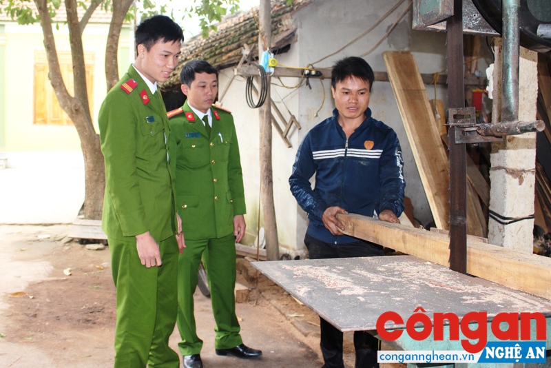 Anh Nguyễn Hữu Phương và cán bộ Công an huyện Nam Đàn trao đổi về tình hình sản xuất tại xưởng mộc