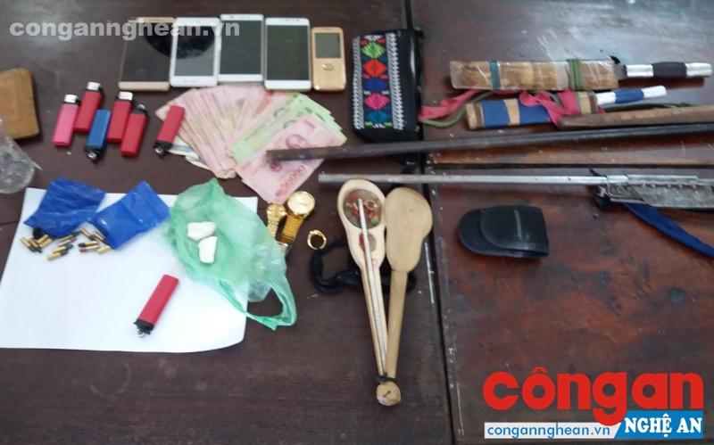 Toàn bộ tang vật bị Công an huyện Kỳ Sơn thu giữ trong Chuyên án