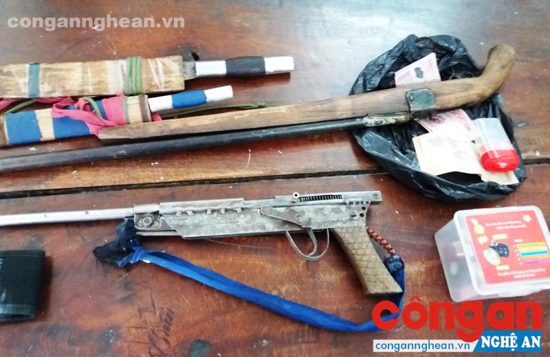 2 khẩu súng tự chế, 13 viên đạn, 10 triệu đồng tiền mặt, 2 xe máy và nhiều tang vật khác.