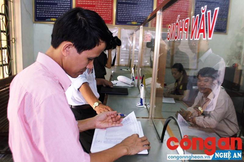 Để đồng hành cùng doanh nghiệp và người dân cần sự thay đổi trong tư duy, thái độ phục vụ của cán bộ công chức (Trong ảnh: Giải quyết thủ tục hành chính tại “Bộ phận một cửa” ở UBND huyện Diễn Châu)