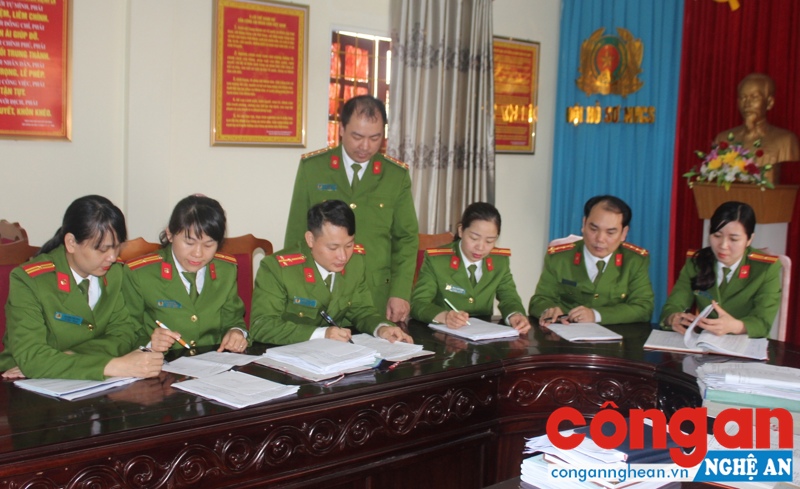 Đội Hồ sơ nghiệp vụ Cảnh sát Công an TP Vinh kiểm tra chế độ về khai thác dữ liệu phục vụ công tác nghiệp vụ