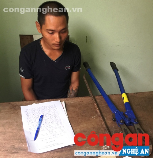 Đối tượng Lê Bùi Nhật Anh cùng tang vật tại cơ quan Công an