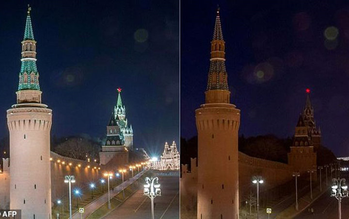 Khu vực Điện Kremlin (Nga) trước (trái) và trong lúc diễn ra sự kiện giờ Trái Đất. (Ảnh: AFP)