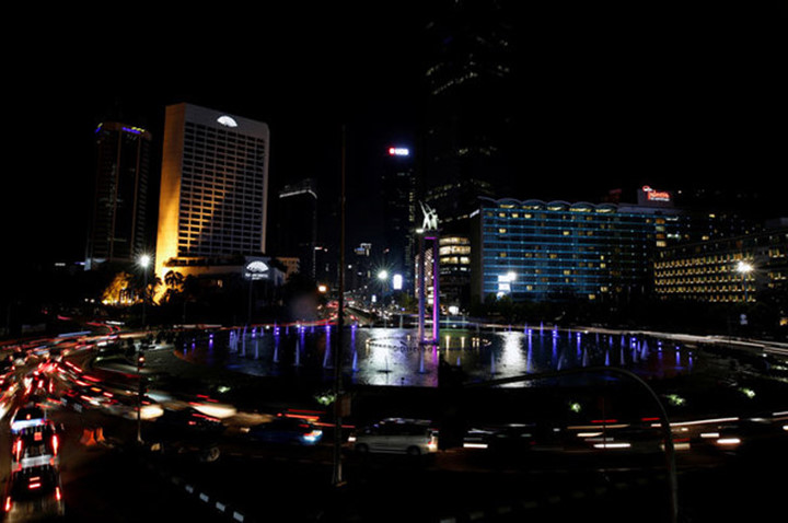 Quang cảnh khu vực xung quanh Đài tưởng niệm Selamat Datang ở Jakarta, Indonesia trong giờ Trái Đất 2017. (Ảnh: Reuters)