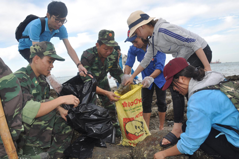 Cán bộ, chiến sĩ Bộ đội Biên phòng tỉnh và đoàn viên, thanh niên thu gom rác tại bãi biển Sao Mai, phường 5 (TP. Vũng Tàu).