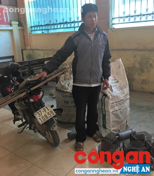 Đối tượng Lữ Văn Mười cùng tang vật tại cơ quan Công an