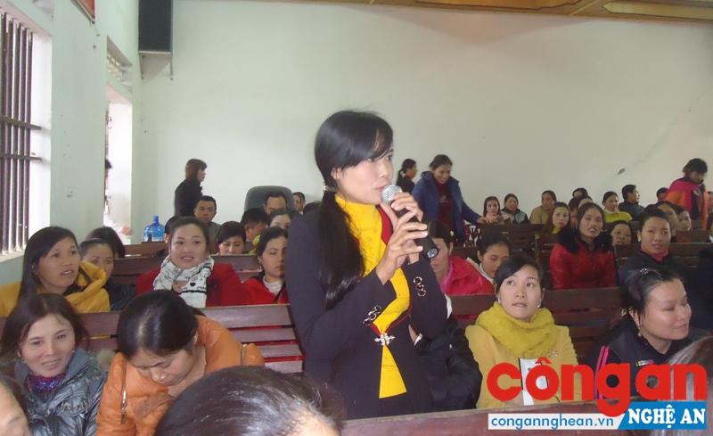 Công nhân Công ty TNHH MTV Cà phê - Cao su Nghệ An tìm hiểu về chế độ, quyền lợi của NLĐ