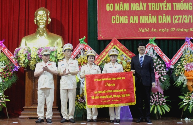 Đồng chí Lê Xuân Đại, Phó Chủ tịch Thường trực UBND tỉnh tặng bức trướng cho Phòng Hồ sơ