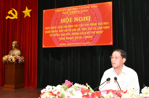 Đồng chí Trần Văn Thông, Tỉnh ủy viên, Phó Trưởng Ban Tuyên giáo Tỉnh ủy, Phó Ban Tổ chức cuộc thi thông tin về thể lệ cuộc thi.