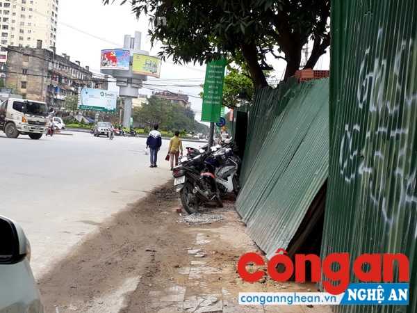 Dự án Trung tâm Thương mại, dịch vụ và văn phòng cho thuê, tọa lạc tại vị trí đắc địa hai mặt tiền giao lộ đường Kim Đồng và Lê Hồng Phong, phường Hưng Bình (TP Vinh) do Cty CP xây dựng số 1 Việt Nguyên (TP HCM) thi công, đã chắn gần trọn vỉa hè cả hai tuyến đường đoạn dự án đang triển khai.