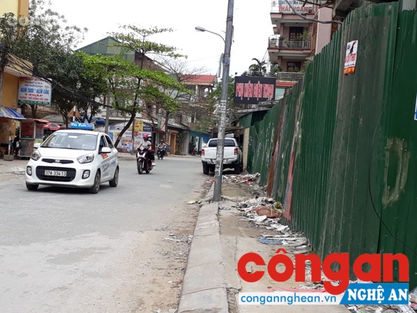 Vỉa hè mặt tiền đường Kim Đồng vừa bị đơn vị thi công che chắn tôn, vừa hư hỏng nặng.