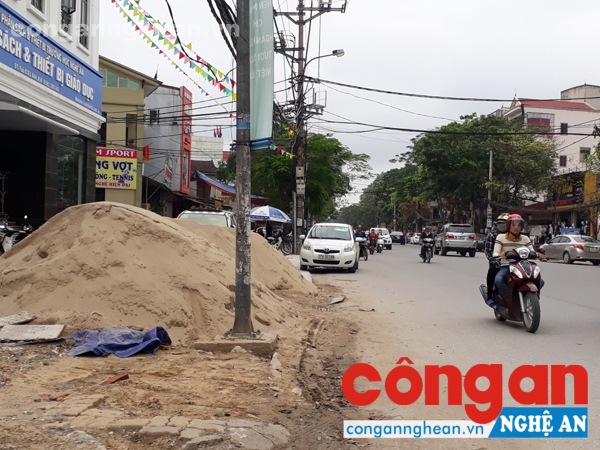 Đơn vị này đã tập kết vật liệu tràn ra cả lòng lề đường trong suốt nhiều ngày qua khiến việc lưu thông gặp nhiều khó khăn, tiềm ẩn nguy cơ tai nạn giao thông.