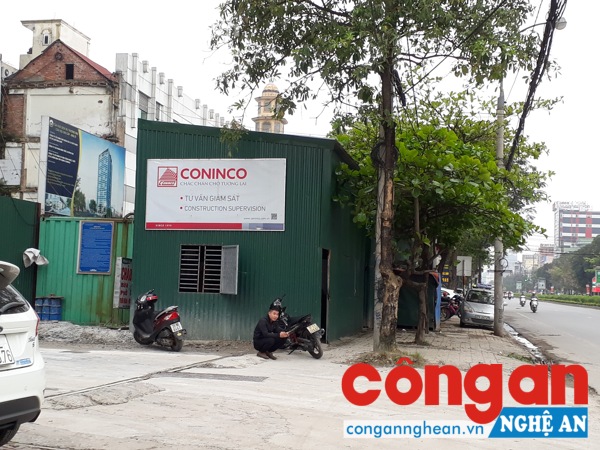 Dự án tòa nhà thương mại, căn hộ và dịch vụ nhà ở trên đường Lê Lợi, phường Hưng Bình do Cty CP xây dựng Bảo tàng Hồ Chí Minh (Hà Nội) thi công cũng ngang nhiên chắn lối vỉa hè để phục vụ công trình.