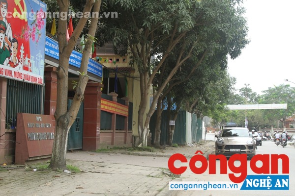 Tại phường Quang Trung, ngay sát cạnh UBND phường Quang Trung, Công trình trụ sở làm việc của Ngân hàng TMCP Sài Gòn Thương Tín do Cty CP xây dựng-thiết kế Bảo Anh (TP HCM) thi công, nuốt trọn vỉa hè bám đường Đào Tấn và đường Quang Trung.