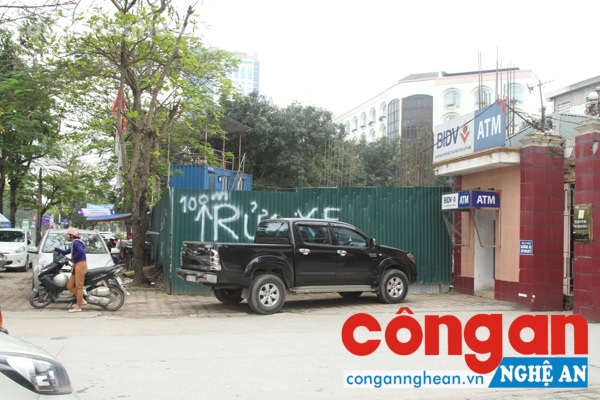 Vỉa hè mặt đường Quang Trung bị chiếm dụng đến 2/3.
