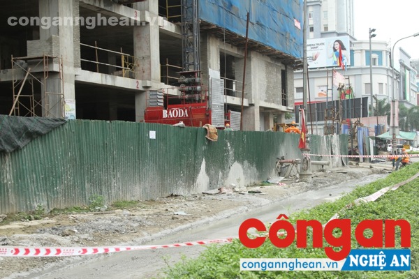 Cũng trên địa bàn này, Dự án khu hỗn hợp TTTM, Dịch vụ văn phòng, Nhà ở và căn hộ cao cấp do  Công ty CP Tập đoàn T&T tại số 1 thi công, chiếm luôn vỉa hè các tuyến đường Phan Đình Phùng, NGuyễn Cảnh Chân và Ngư Hải. Thậm chí, nhiều người dân cho rằng, đơn vị này thi công gây ô nhiễm môi trường xung quanh nhưng không có bất cứ cơquan chức năng nào kiểm tra, xử lý.