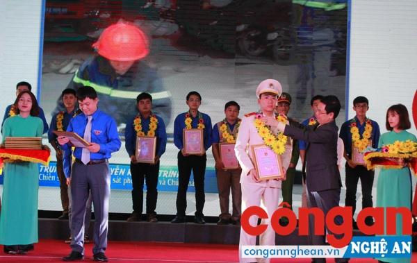 Chiến sỹ Hồ Nguyễn Khánh Trình là 1 trong 20 gương mặt được tôn vinh là thanh niên tiên tiến làm theo lời Bác