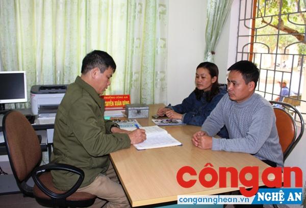 Ban Công an xã Hưng Đạo làm việc với người dân tại trụ sở