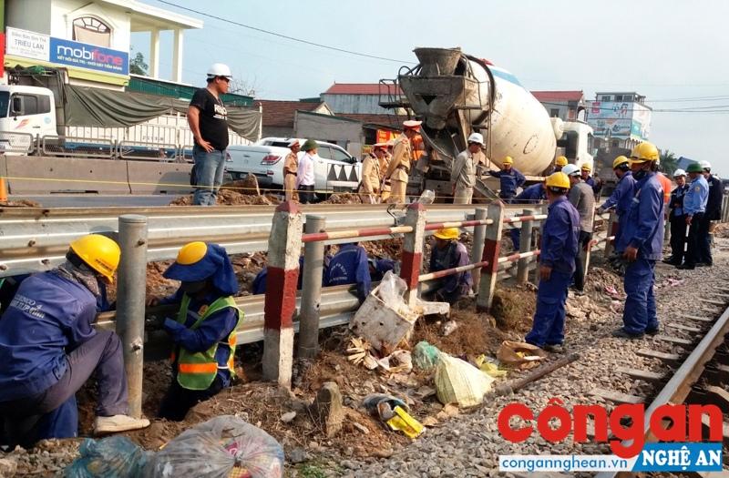 Các lực lượng chức năng tiến hành giải toả, đóng đường ngang giao nhau giữa Quốc lộ với đường sắt tại ngã 3 Yên Lý