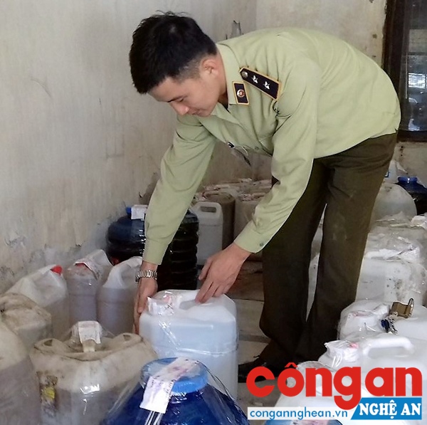 Lực lượng QLTT kiểm tra số rượu vi phạm quy định về nguồn gốc, xuất xứ trên địa bàn TP Vinh