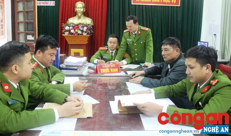  Công an phường Lê Lợi phối hợp với Bảo vệ dân phố họp bàn công tác đấu tranh phòng, chống tội phạm