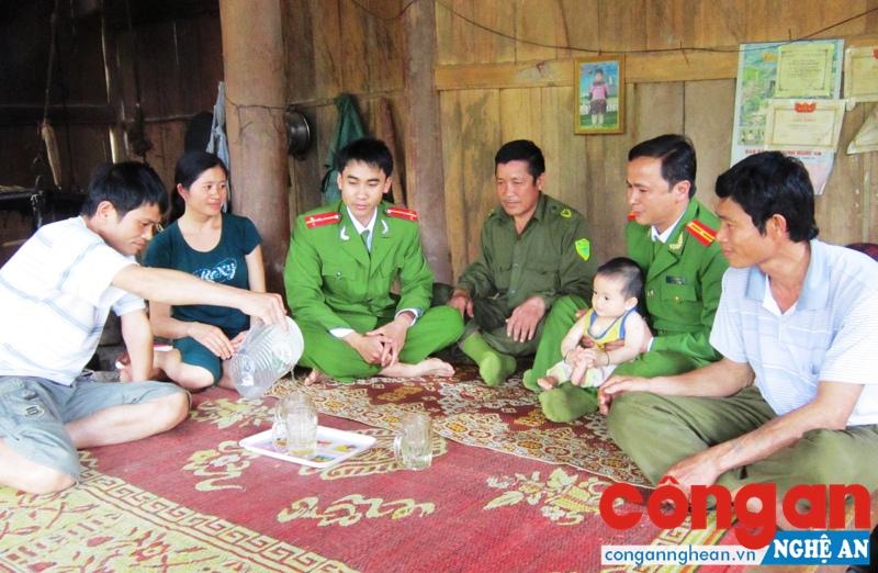 Cán bộ Công an huyện Tương Dương xuống địa bàn vận động nhân dân tố giác tội phạm
