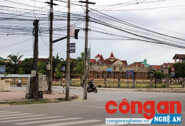 Cột điện dàn “hàng tư” ngay giữa nội đô ở TP Vinh