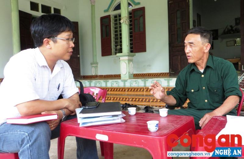Phóng viên Báo Công an Nghệ An làm việc với người dân để thu thập thông tin vụ việc