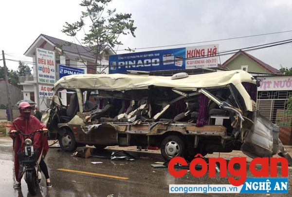 Chiếc xe ô tô chở khách bị hư hỏng, biến dạng sau vụ tai nạn