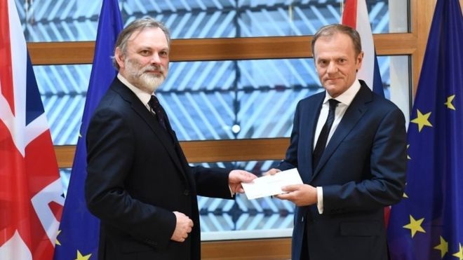 Chiều 29/3, Đại sứ Anh tại EU Tim Barrow trao lá thư của Thủ tướng Theresa May thông báo quyết định Anh rời EU cho Chủ tịch EC Donal Tusk