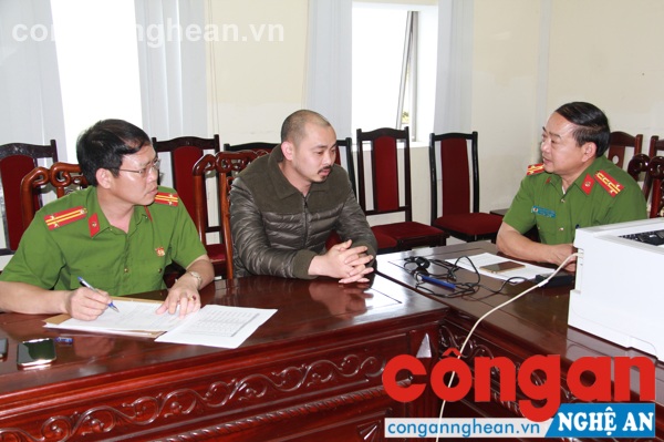 Đối tượng Lê Hồng Trung (Ngồi giữa)