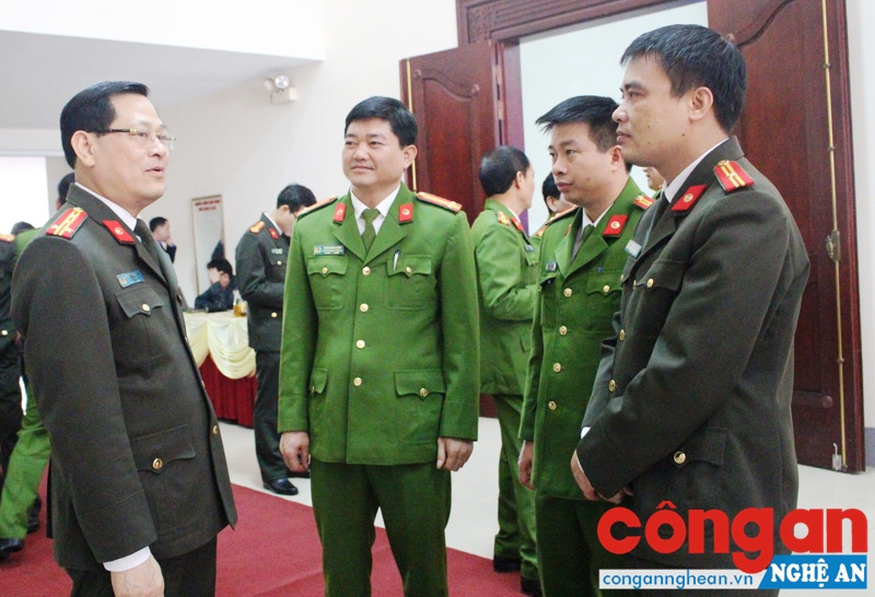 Lãnh đạo Công an tỉnh Nghệ An luôn quan tâm việc thực hiện công tác giáo dục chính trị tại các đơn vị (Trong ảnh: Đồng chí Đại tá Nguyễn Hữu Cầu, Ủy viên BTV Tỉnh ủy, Giám đốc Công an tỉnh trao đổi với lãnh đạo các phòng nghiệp vụ tại Hội nghị triển khai công tác năm 2017)