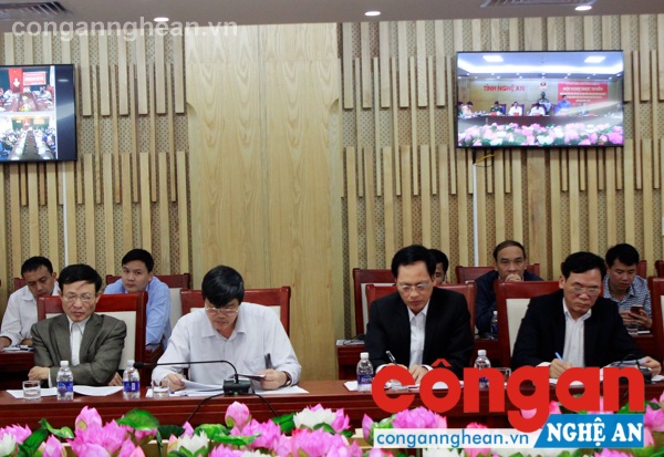 Đại biểu các sở, ngành, TP Vinh và các đơn vị quản lý đường bộ, đường sắt tham dự tại điểm cầu