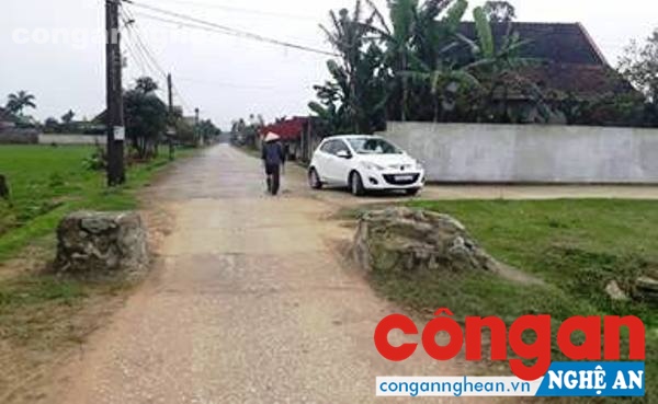 2 mố trụ bê tông tồn tại thời gian dài đã cản trở lối đi của nhiều khu dân cư, tiềm ẩn tai nạn giao thông