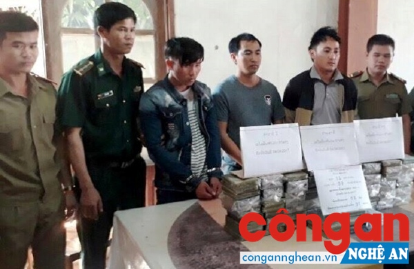Lực lượng chức năng và 3 đối tượng bị bắt giữ trong Chuyên án