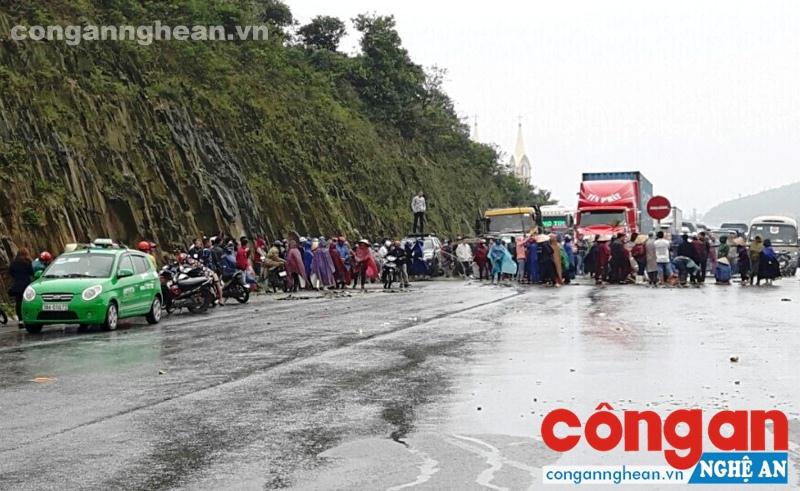 Người dân quá khích ngăn cản lưu thông trên Quốc lộ 1A